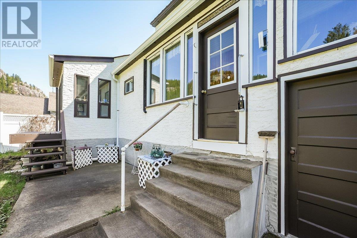 3045 Charleston Avenue, Castlegar, British Columbia  V0G 1X0 - Photo 16 - 10344952