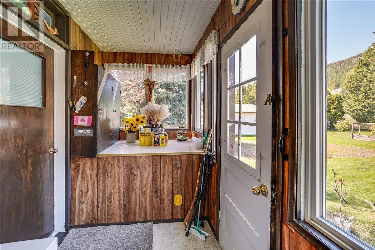 3045 Charleston Avenue, Castlegar, British Columbia  V0G 1X0 - Photo 17 - 10344952