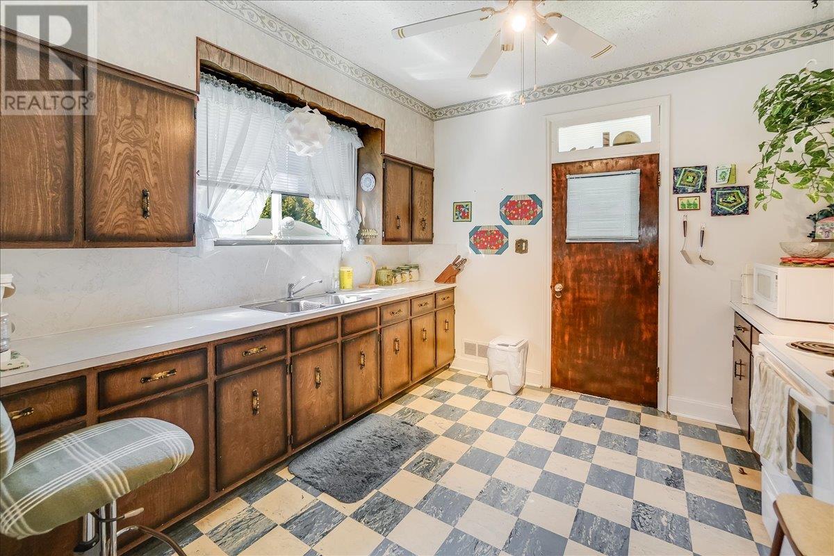 3045 Charleston Avenue, Castlegar, British Columbia  V0G 1X0 - Photo 18 - 10344952