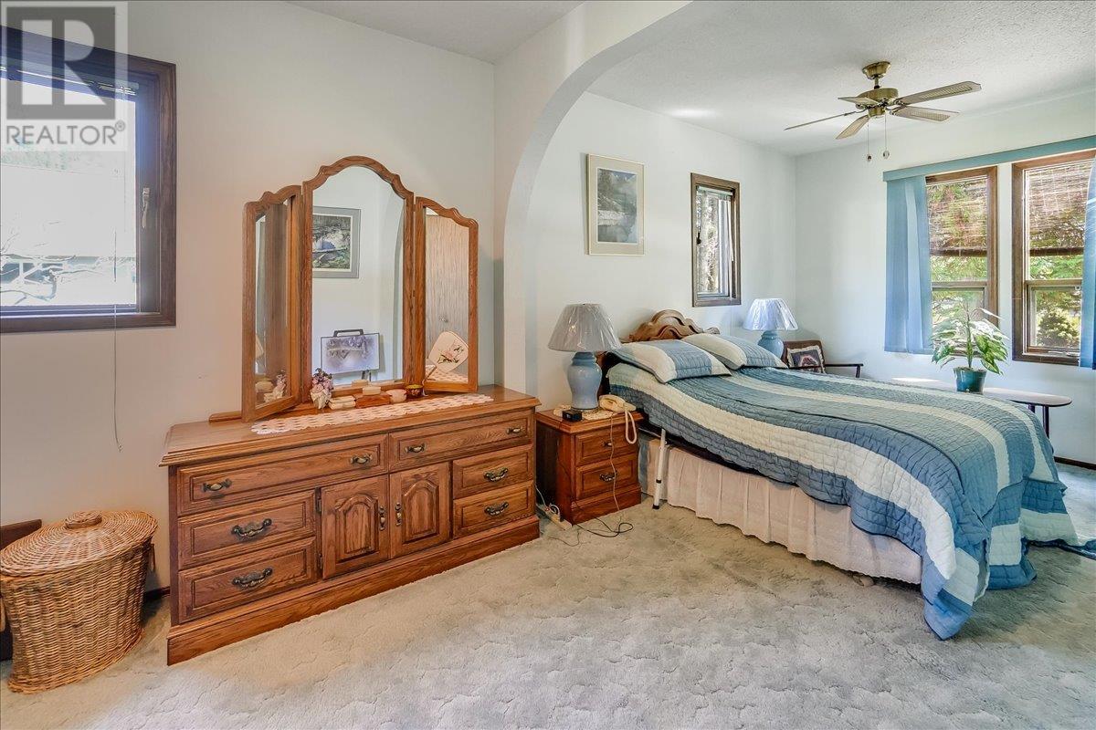 3045 Charleston Avenue, Castlegar, British Columbia  V0G 1X0 - Photo 25 - 10344952