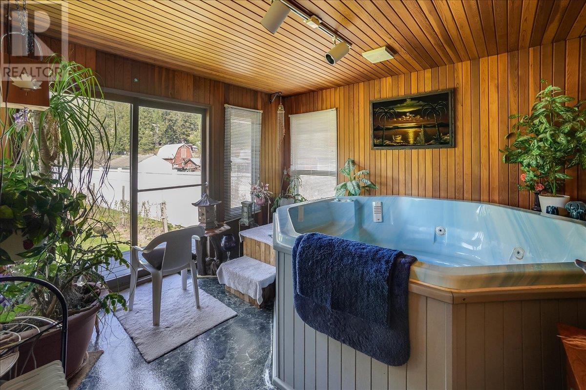 3045 Charleston Avenue, Castlegar, British Columbia  V0G 1X0 - Photo 28 - 10344952