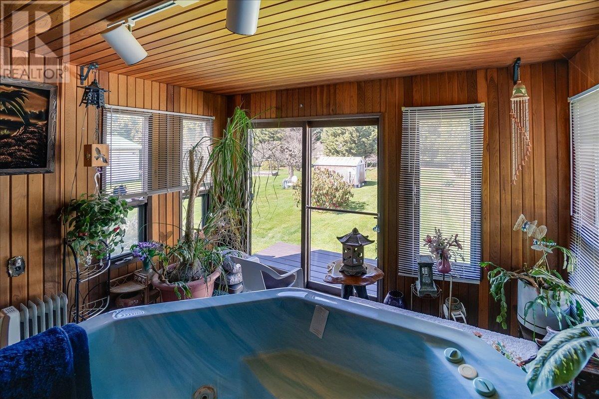 3045 Charleston Avenue, Castlegar, British Columbia  V0G 1X0 - Photo 29 - 10344952