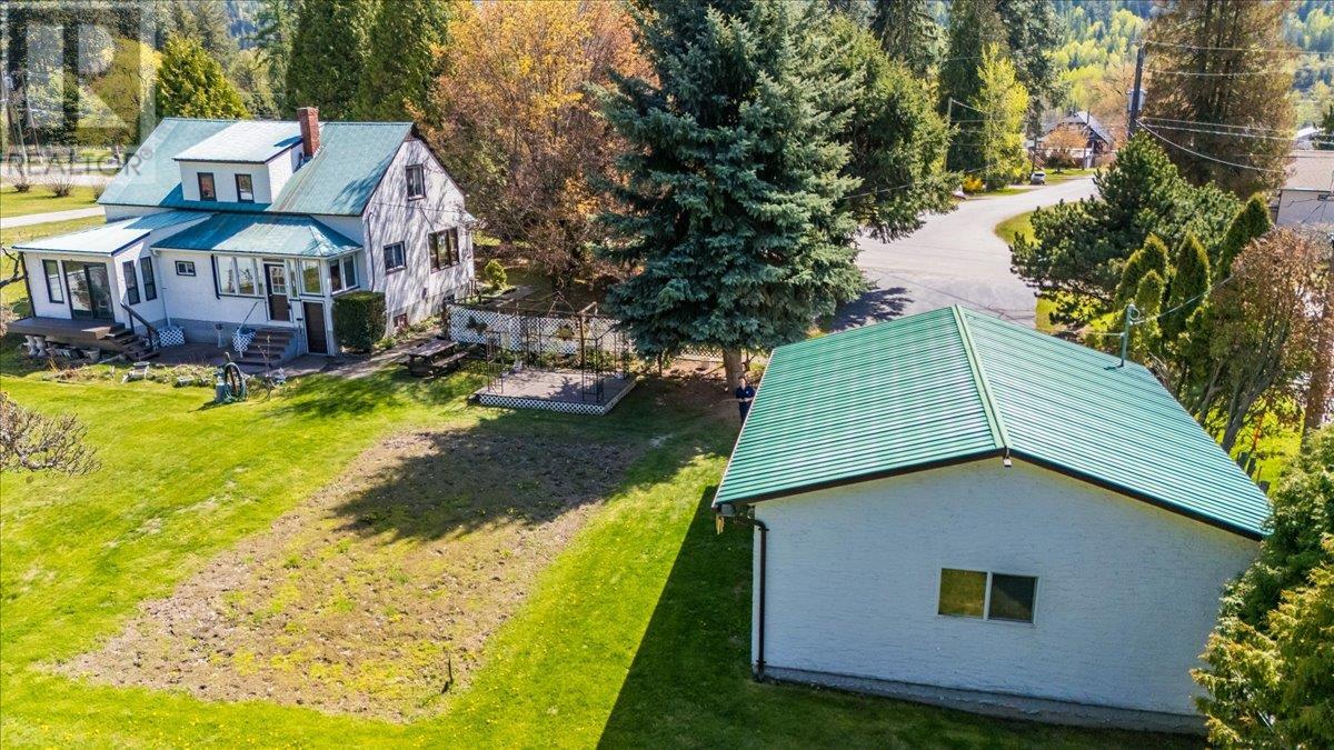 3045 Charleston Avenue, Castlegar, British Columbia  V0G 1X0 - Photo 3 - 10344952