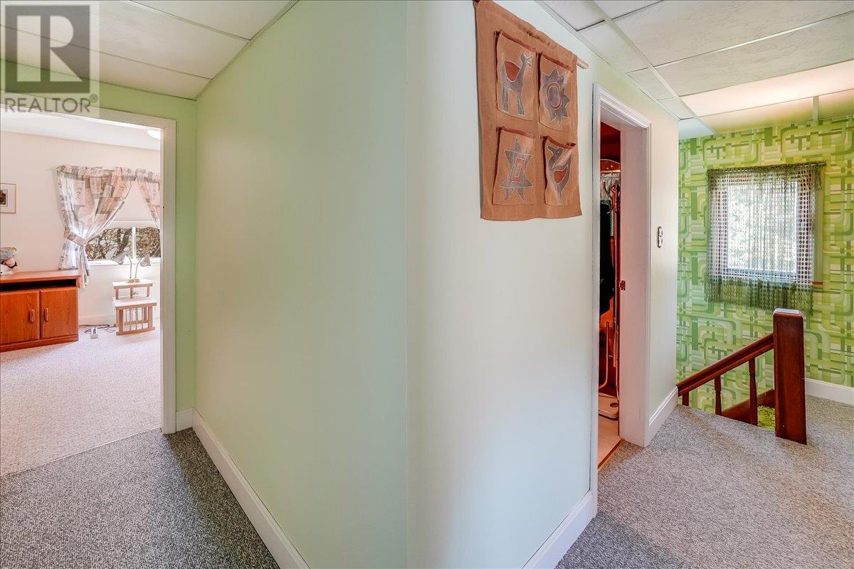 3045 Charleston Avenue, Castlegar, British Columbia  V0G 1X0 - Photo 30 - 10344952