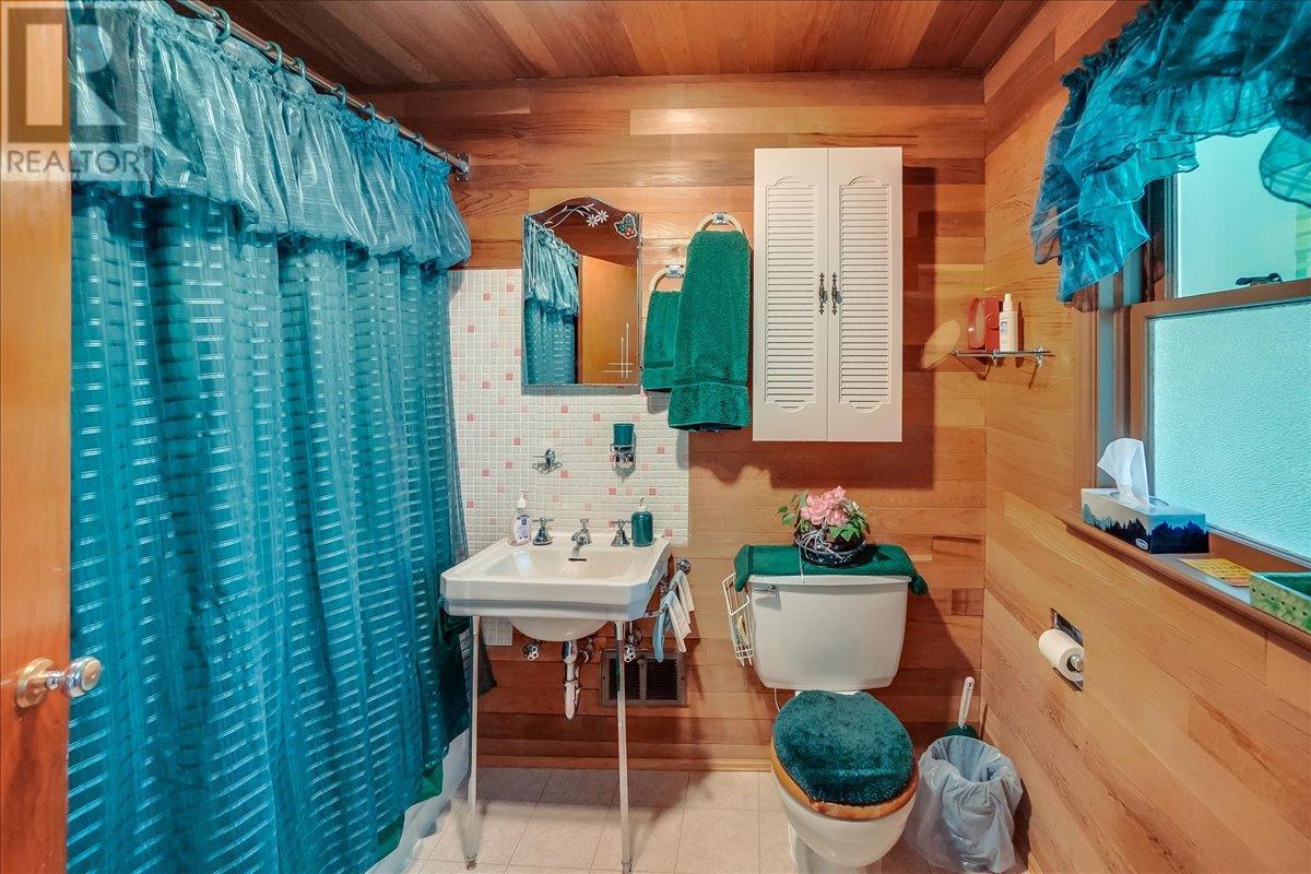 3045 Charleston Avenue, Castlegar, British Columbia  V0G 1X0 - Photo 35 - 10344952