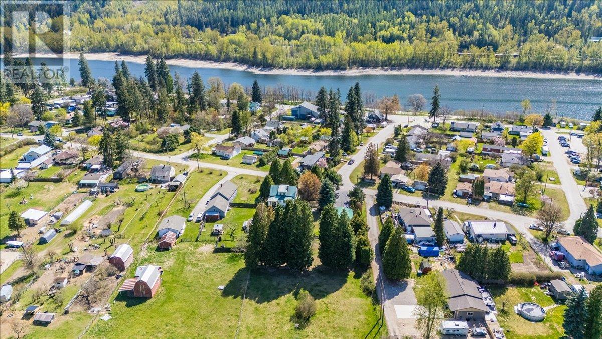 3045 Charleston Avenue, Castlegar, British Columbia  V0G 1X0 - Photo 48 - 10344952