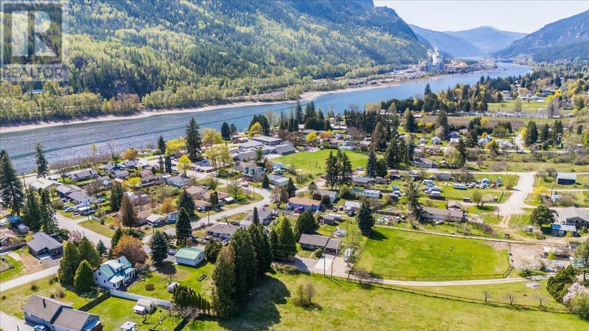 3045 Charleston Avenue, Castlegar, British Columbia  V0G 1X0 - Photo 49 - 10344952