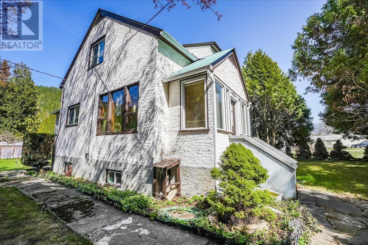 3045 Charleston Avenue, Castlegar, British Columbia  V0G 1X0 - Photo 5 - 10344952