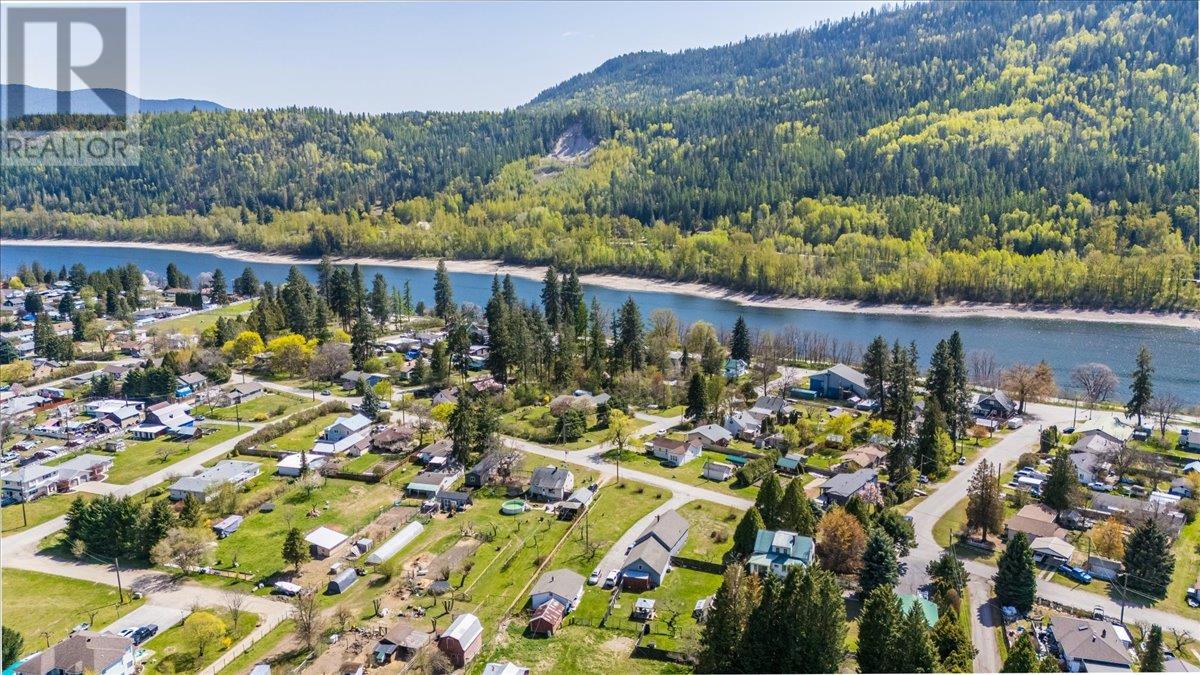 3045 Charleston Avenue, Castlegar, British Columbia  V0G 1X0 - Photo 50 - 10344952