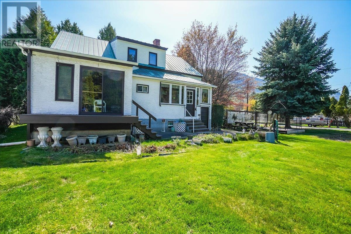 3045 Charleston Avenue, Castlegar, British Columbia  V0G 1X0 - Photo 7 - 10344952