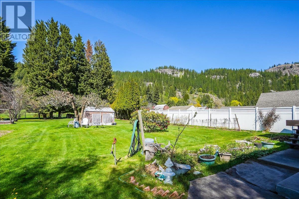 3045 Charleston Avenue, Castlegar, British Columbia  V0G 1X0 - Photo 9 - 10344952