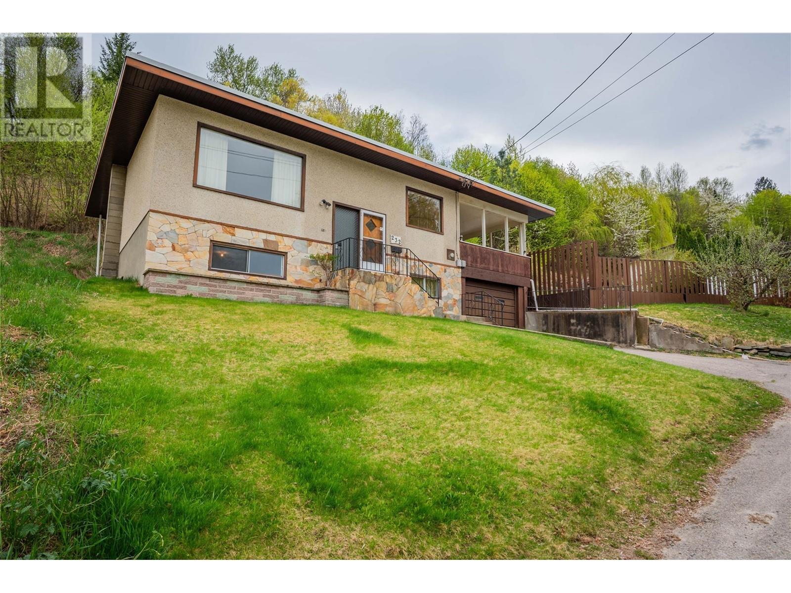 232 Haig Street, Warfield, British Columbia  V1R 2L9 - Photo 2 - 10344253