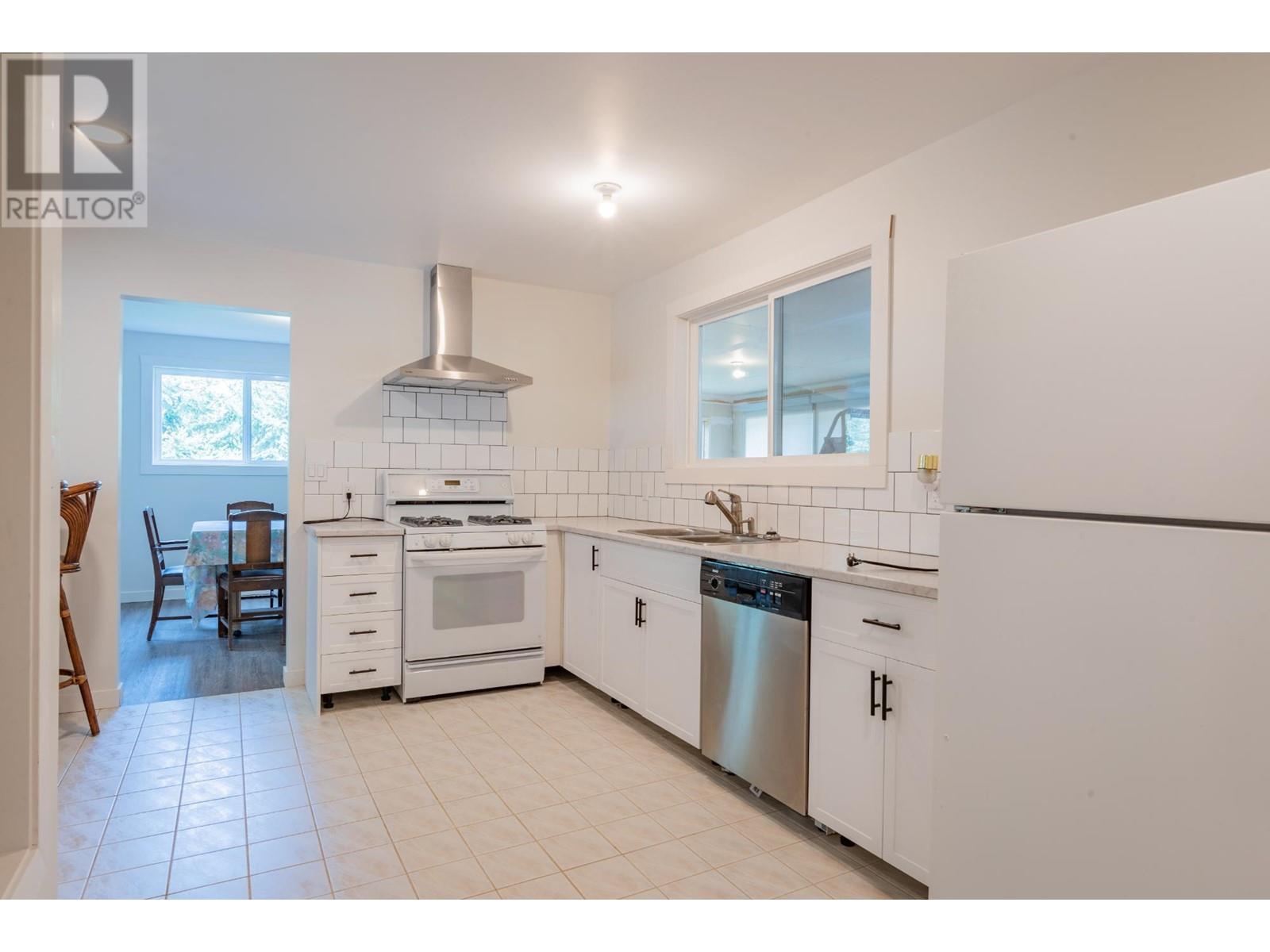 60 Chase Road, Christina Lake, British Columbia  V0G 1E0 - Photo 3 - 10345494