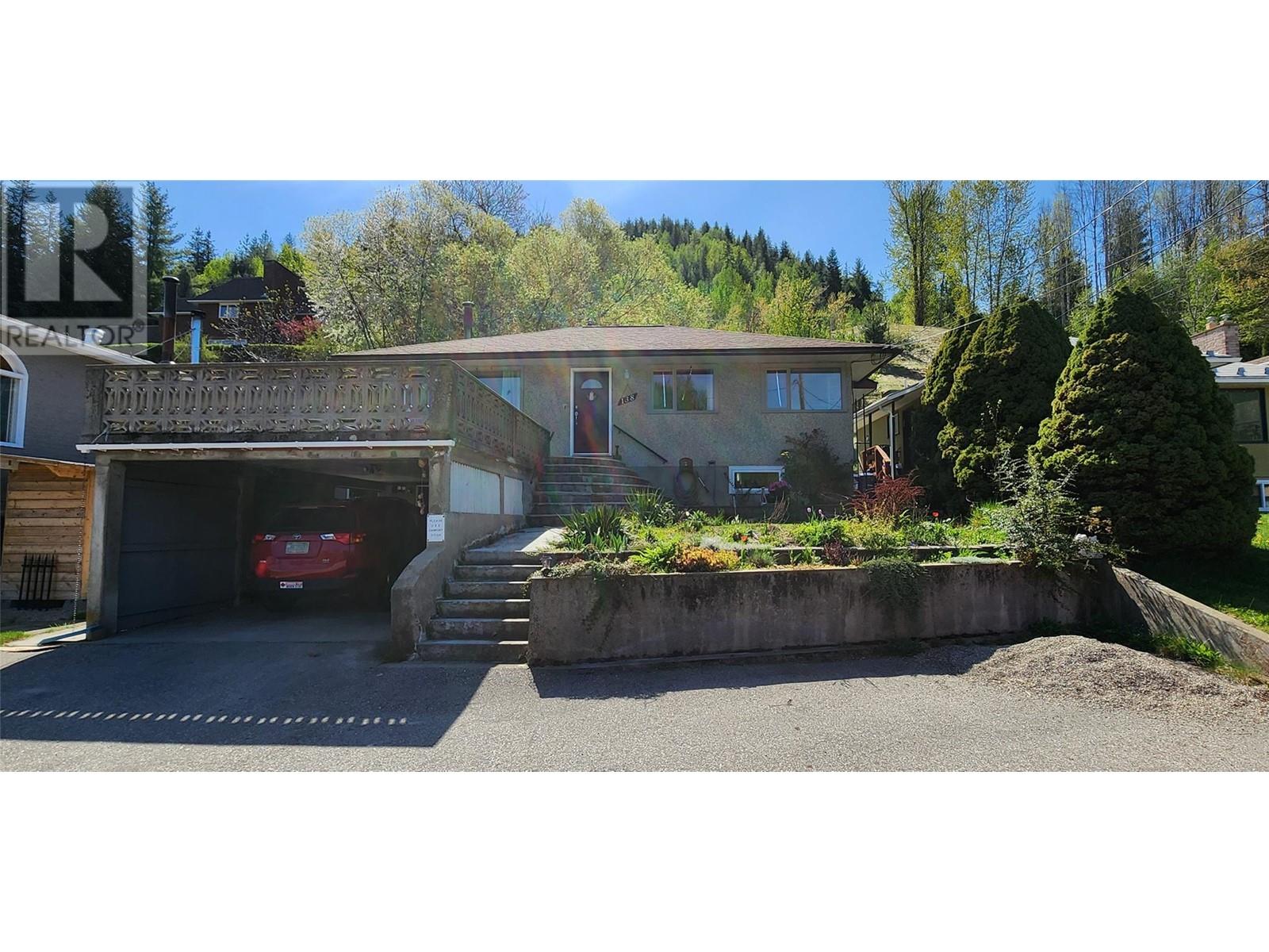 138 Colley Street, Warfield, British Columbia  V1R 2M2 - Photo 1 - 10346119