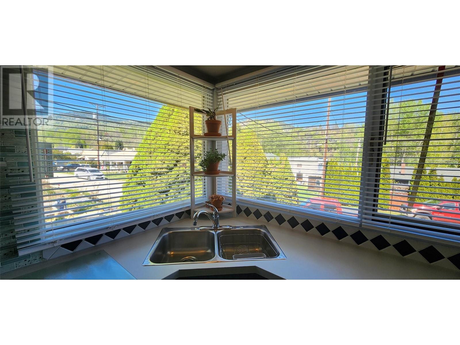 138 Colley Street, Warfield, British Columbia  V1R 2M2 - Photo 16 - 10346119