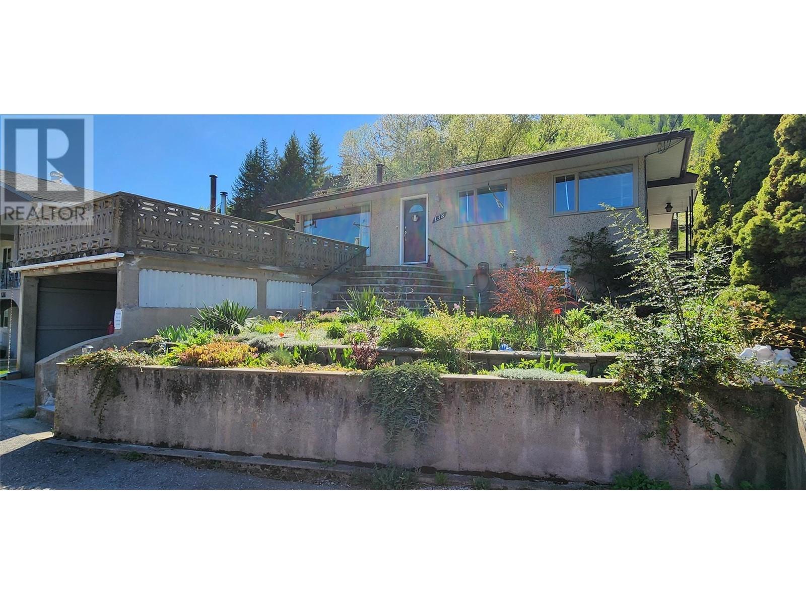 138 Colley Street, Warfield, British Columbia  V1R 2M2 - Photo 2 - 10346119