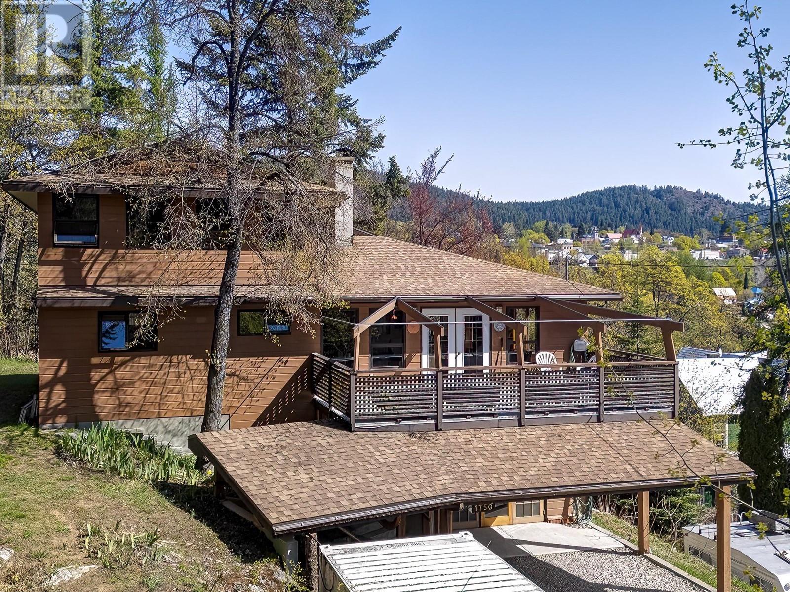 <div class="slider-price">$779,000</div><p>1750 Phoenix Avenue, Rossland, British Columbia</p>
