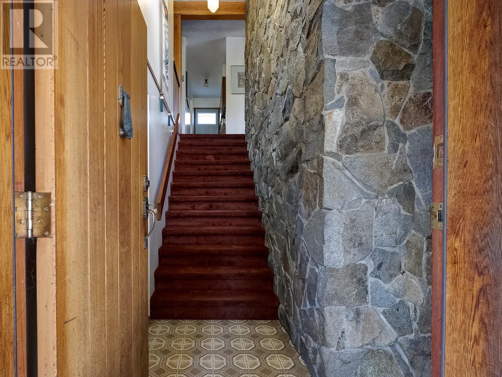 1750 Phoenix Avenue, Rossland, British Columbia  V0G 1Y0 - Photo 3 - 10345656