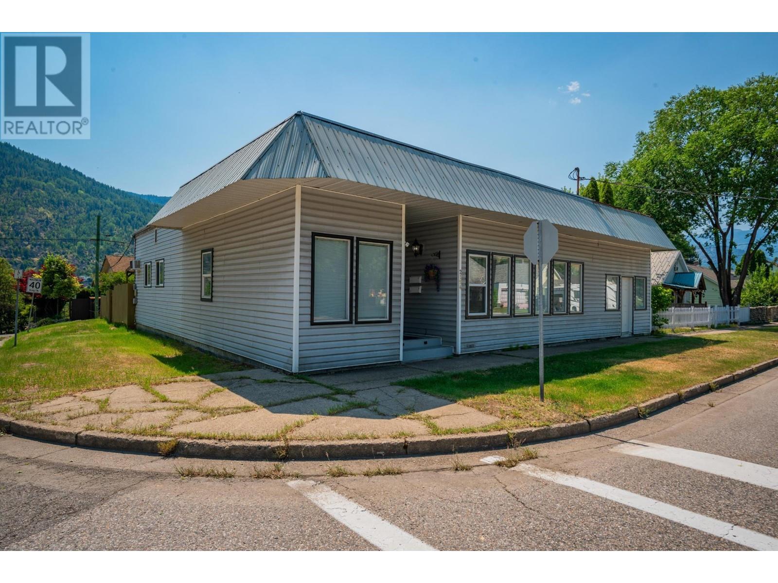 2194 Sixth Avenue, Trail, British Columbia  V1R 3B7 - Photo 1 - 10346450