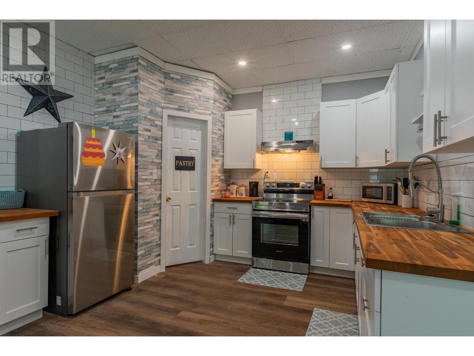 2194 Sixth Avenue, Trail, British Columbia  V1R 3B7 - Photo 2 - 10346450