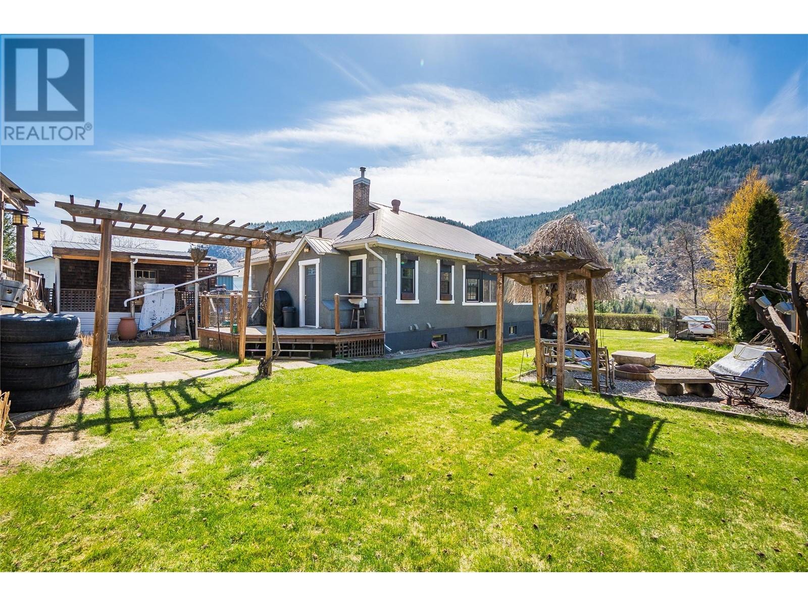 2385 Rockland Avenue, Trail, British Columbia  V1R 3G4 - Photo 3 - 10343588