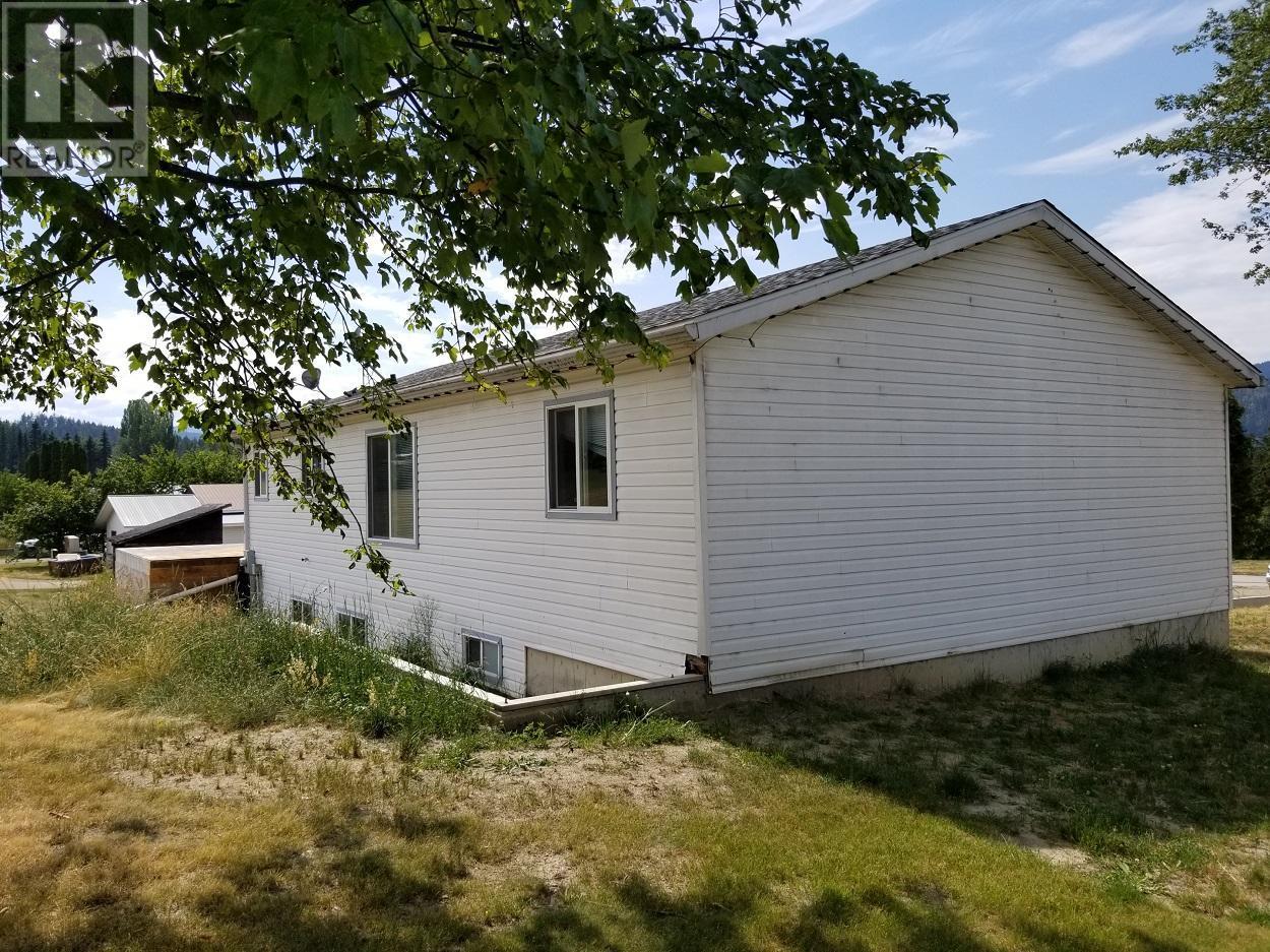129 Oak Street, Fauquier, British Columbia  V0G 1K0 - Photo 1 - 10346072