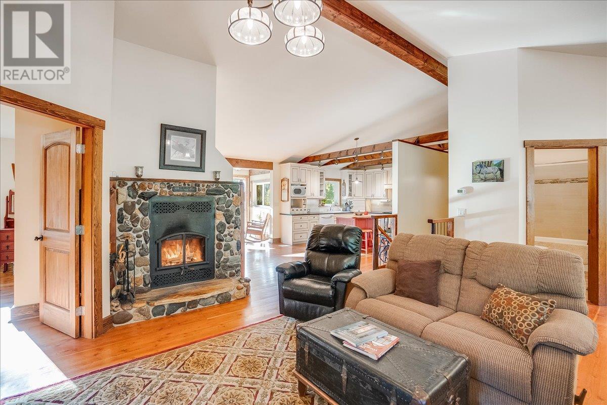 3371 Highway 3b, Fruitvale, British Columbia  V0G 1L1 - Photo 12 - 10345823