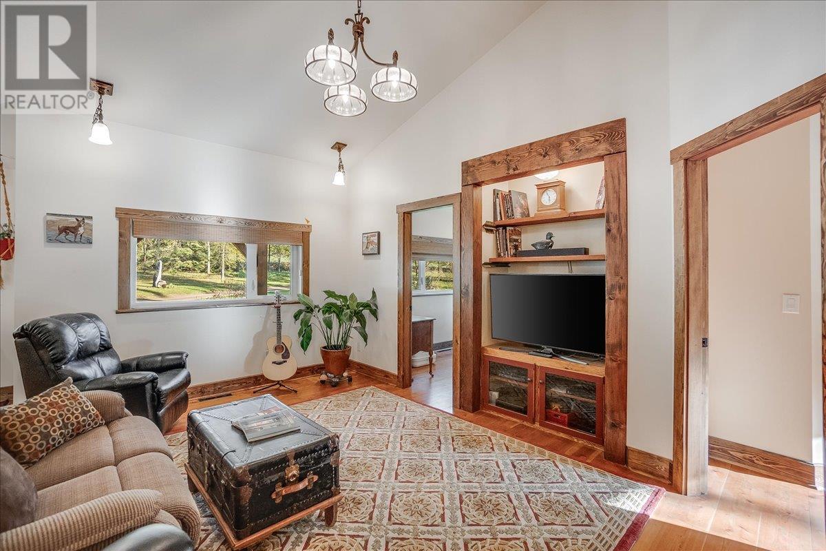 3371 Highway 3b, Fruitvale, British Columbia  V0G 1L1 - Photo 17 - 10345823