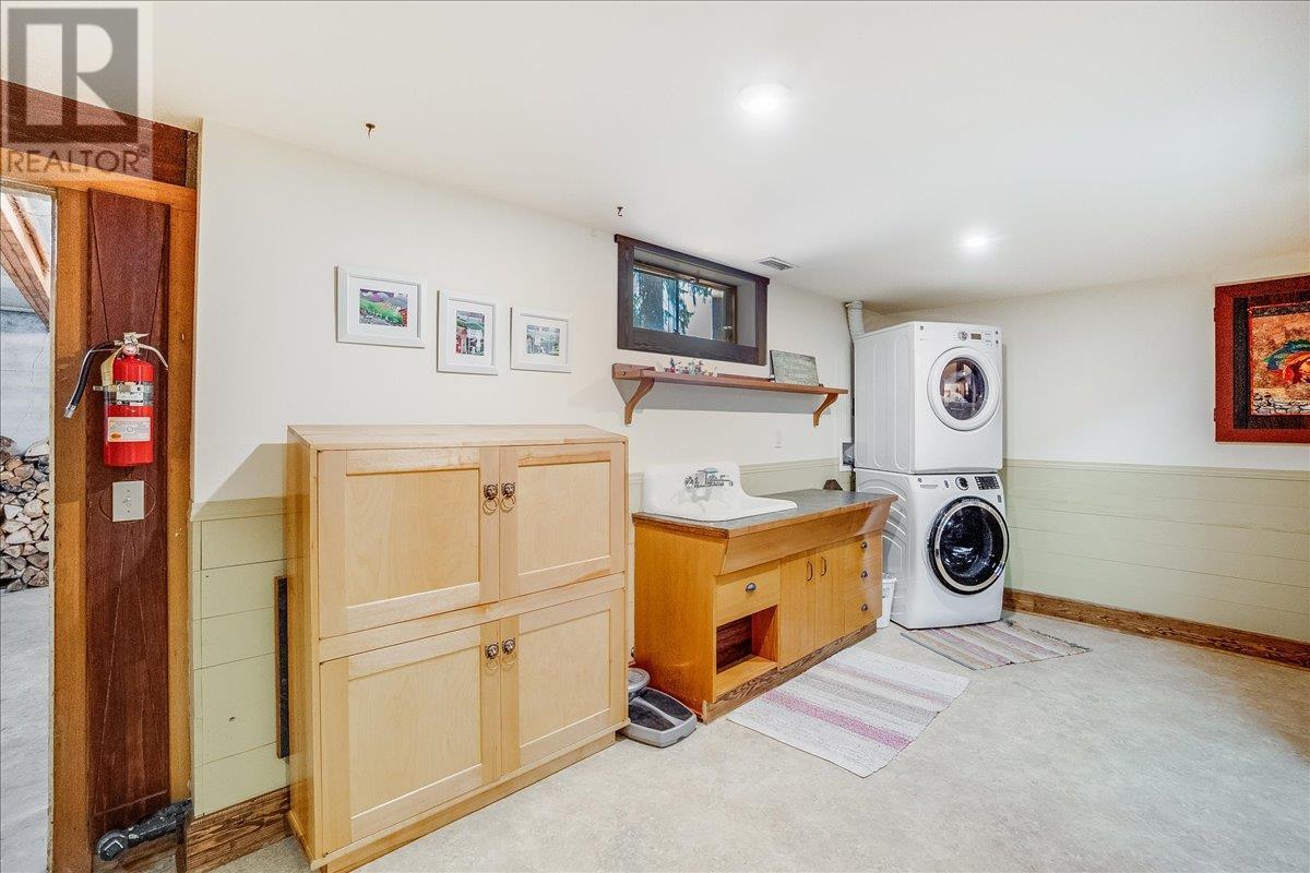 3371 Highway 3b, Fruitvale, British Columbia  V0G 1L1 - Photo 25 - 10345823