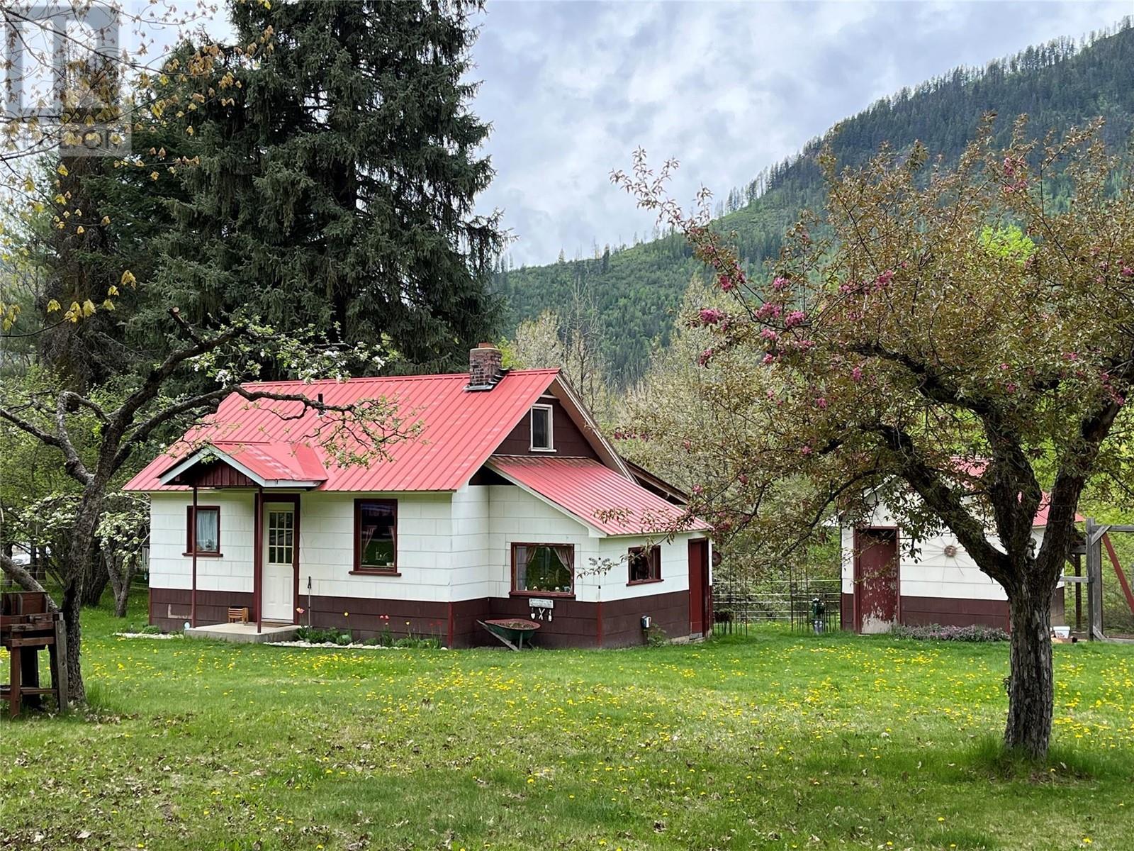 3371 Highway 3b, Fruitvale, British Columbia  V0G 1L1 - Photo 31 - 10345823