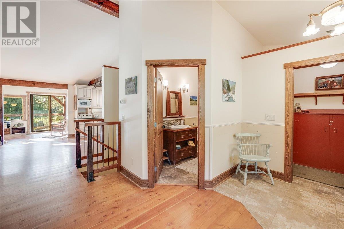 3371 Highway 3b, Fruitvale, British Columbia  V0G 1L1 - Photo 4 - 10345823