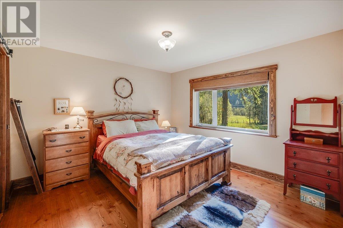 3371 Highway 3b, Fruitvale, British Columbia  V0G 1L1 - Photo 5 - 10345823