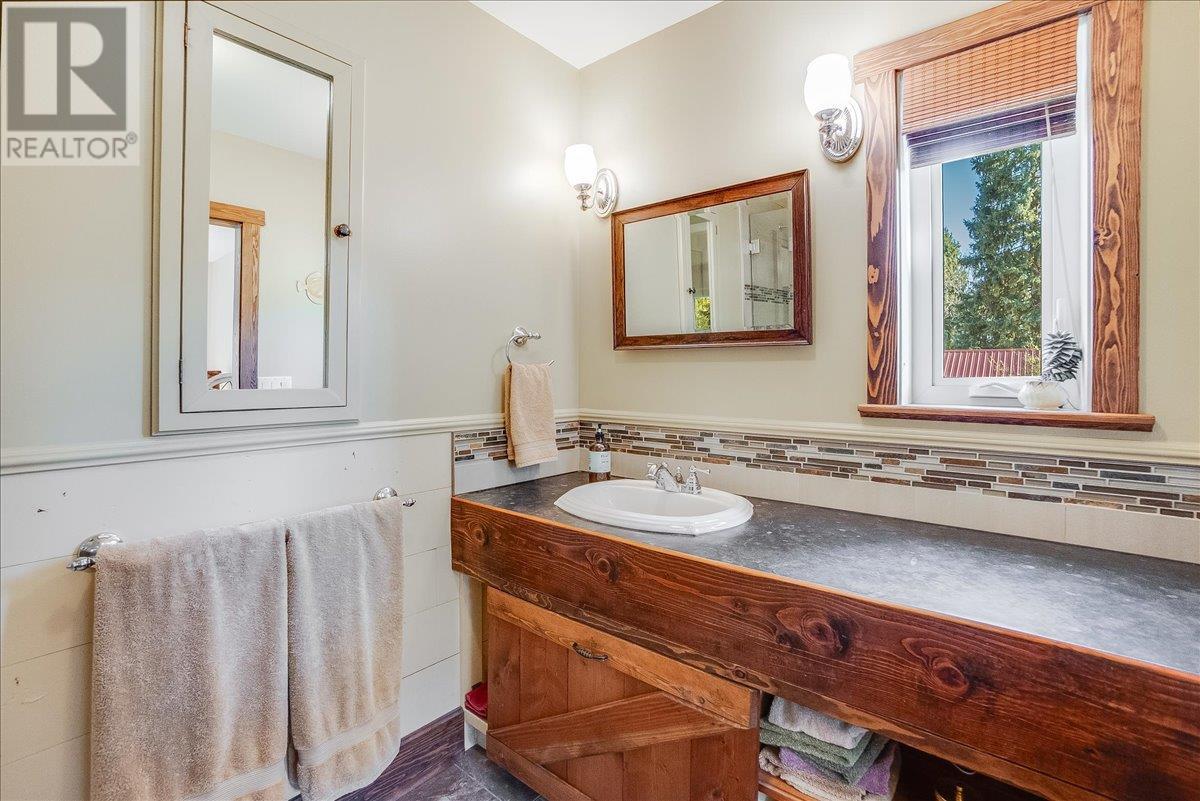 3371 Highway 3b, Fruitvale, British Columbia  V0G 1L1 - Photo 6 - 10345823