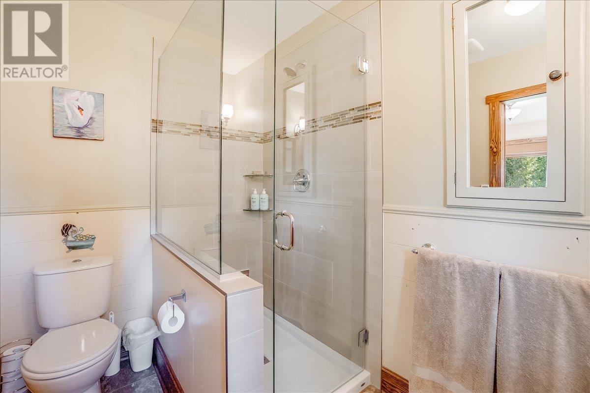 3371 Highway 3b, Fruitvale, British Columbia  V0G 1L1 - Photo 7 - 10345823