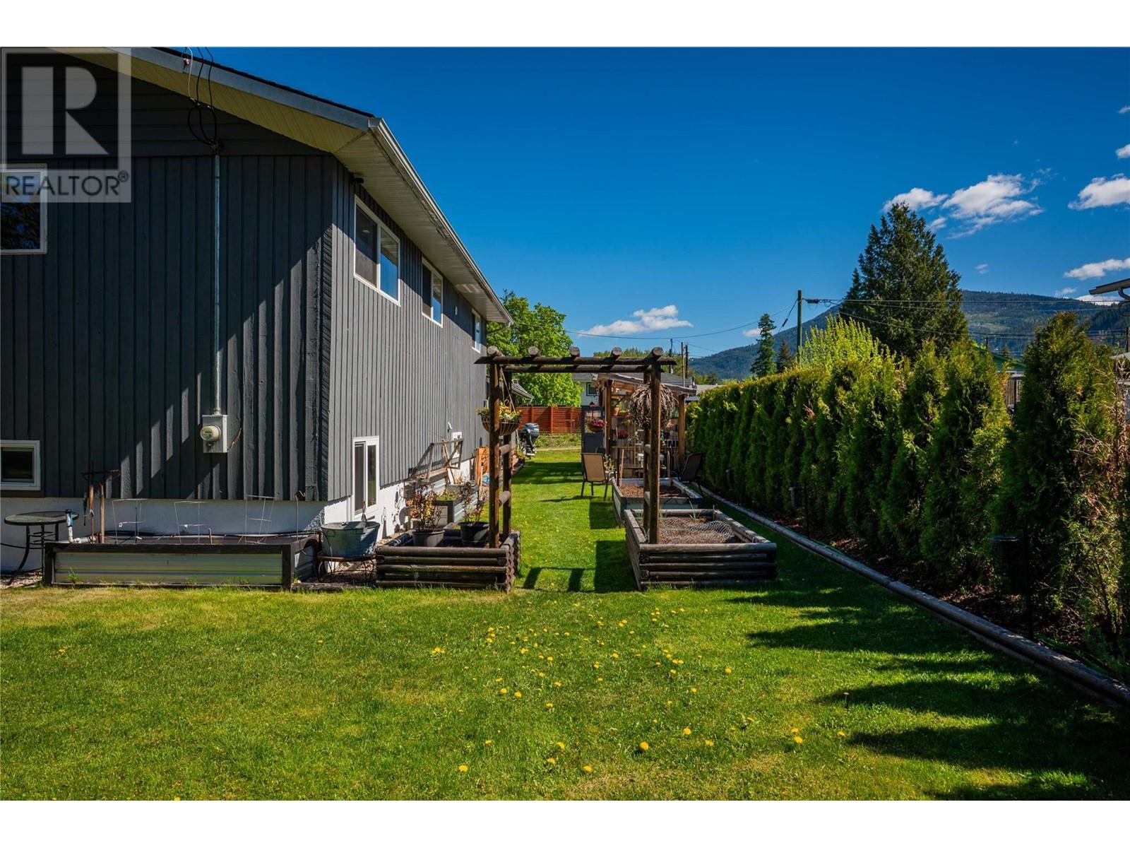 1764 Barrett Drive, Fruitvale, British Columbia  V0G 1L0 - Photo 6 - 10347216
