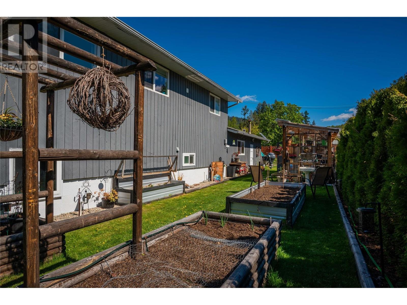 1764 Barrett Drive, Fruitvale, British Columbia  V0G 1L0 - Photo 8 - 10347216