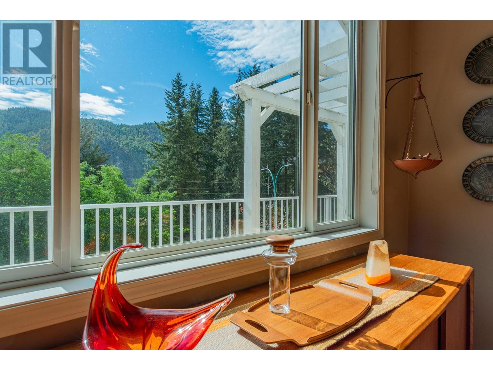 3301 Laburnum Drive, Trail, British Columbia  V1R 2S8 - Photo 5 - 10347459