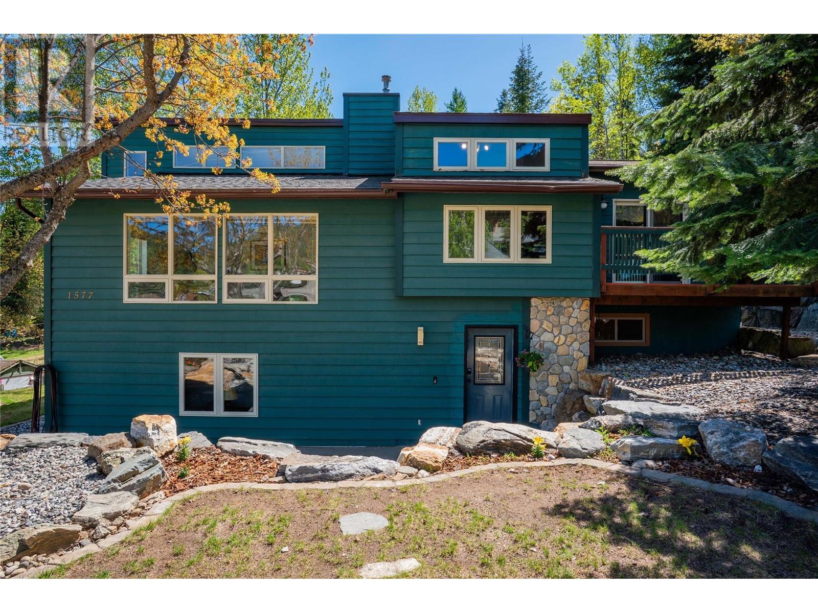 1577 Victoria Avenue, Rossland, British Columbia  V0G 1Y0 - Photo 1 - 10347301