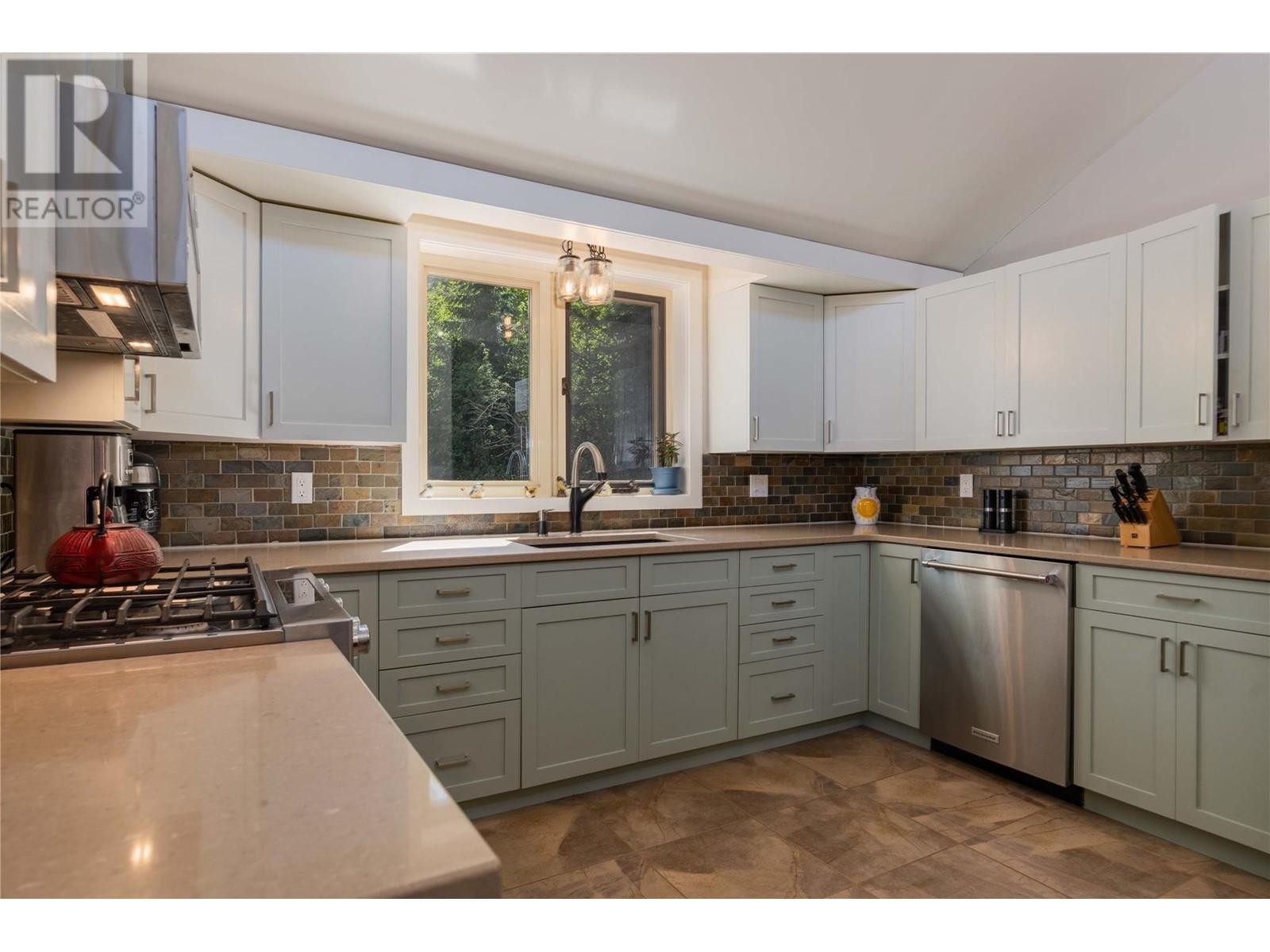 1577 Victoria Avenue, Rossland, British Columbia  V0G 1Y0 - Photo 6 - 10347301