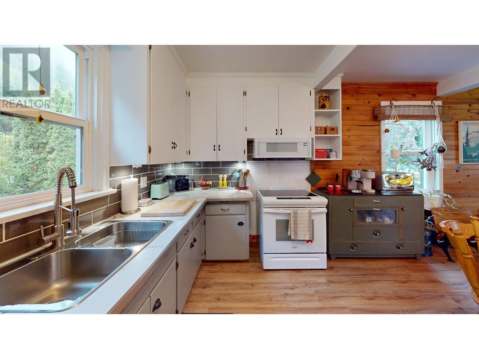 60 Highway 22, Rossland, British Columbia  V0G 1Y0 - Photo 11 - 10347637