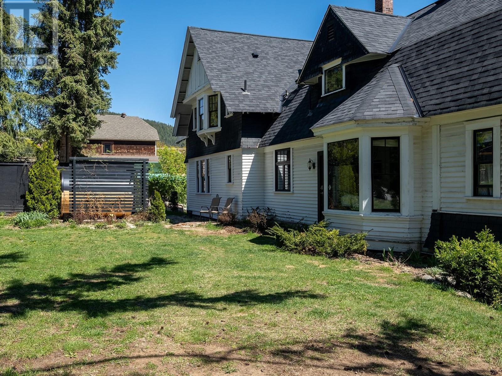 1345 Spokane Street, Rossland, British Columbia  V0G 1Y0 - Photo 3 - 10346634