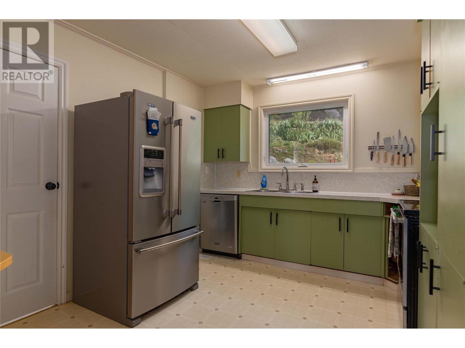 1626 Leroi Avenue, Rossland, British Columbia  V0G 1Y0 - Photo 14 - 10347804