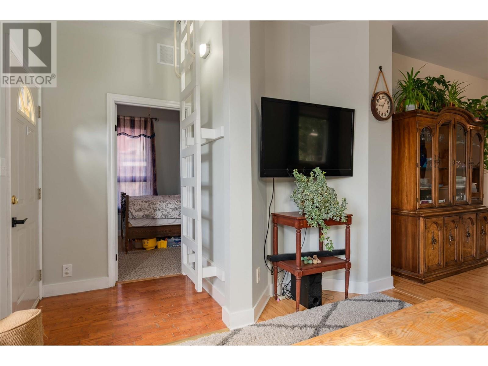 1626 Leroi Avenue, Rossland, British Columbia  V0G 1Y0 - Photo 17 - 10347804