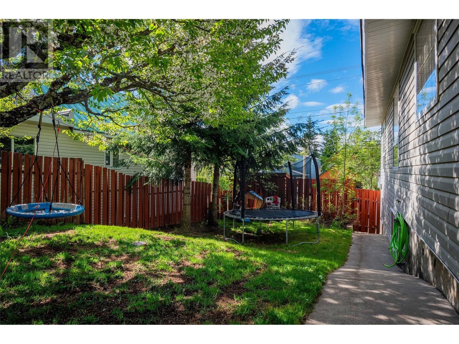1626 Leroi Avenue, Rossland, British Columbia  V0G 1Y0 - Photo 2 - 10347804