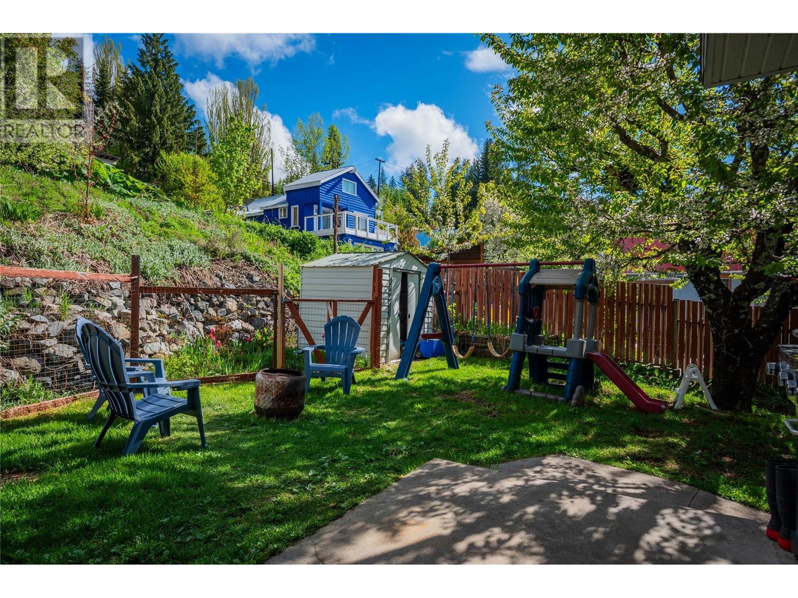 1626 Leroi Avenue, Rossland, British Columbia  V0G 1Y0 - Photo 3 - 10347804
