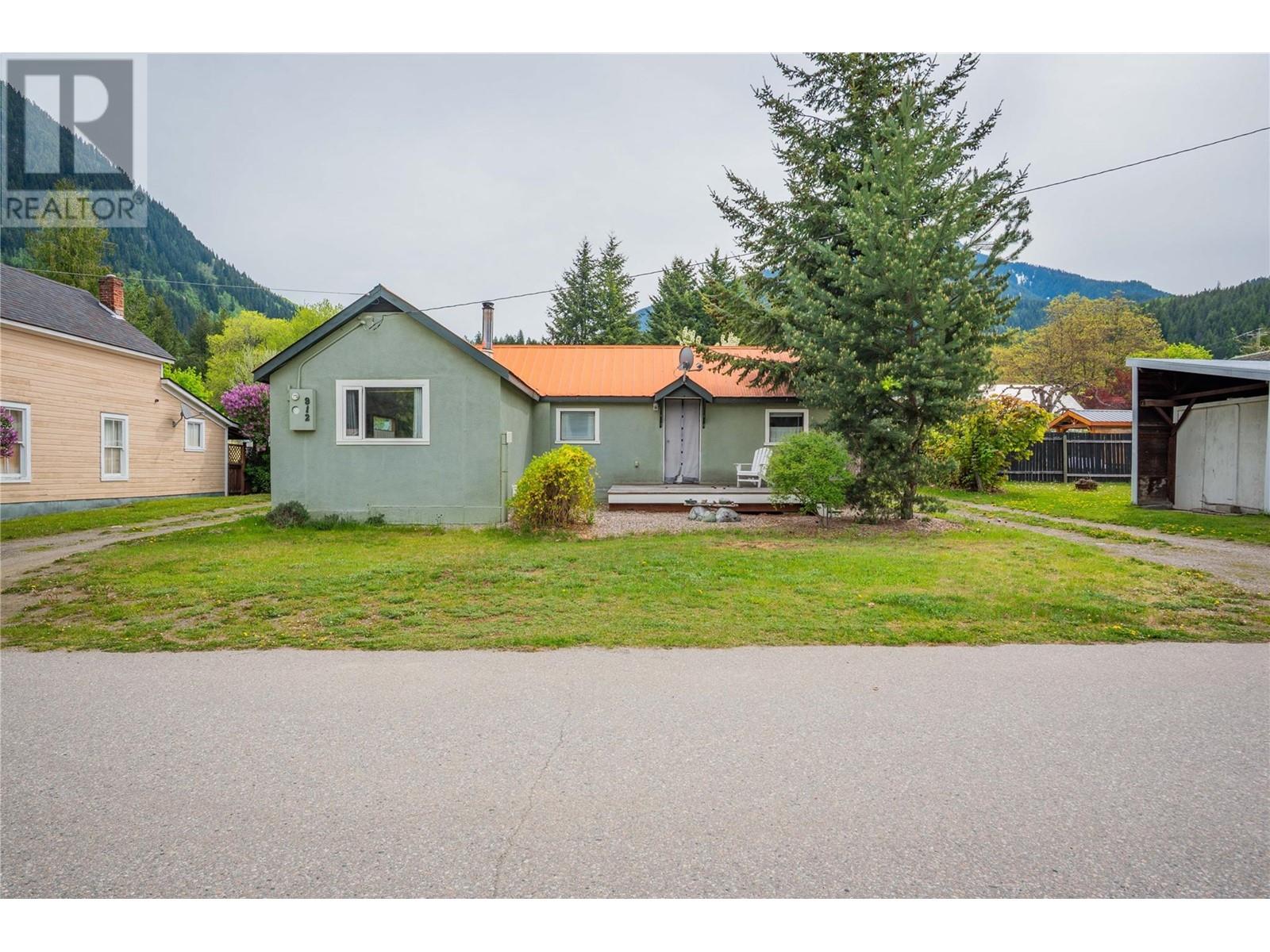 912 Kildare Street, New Denver, British Columbia  V0G 1S0 - Photo 1 - 10347415