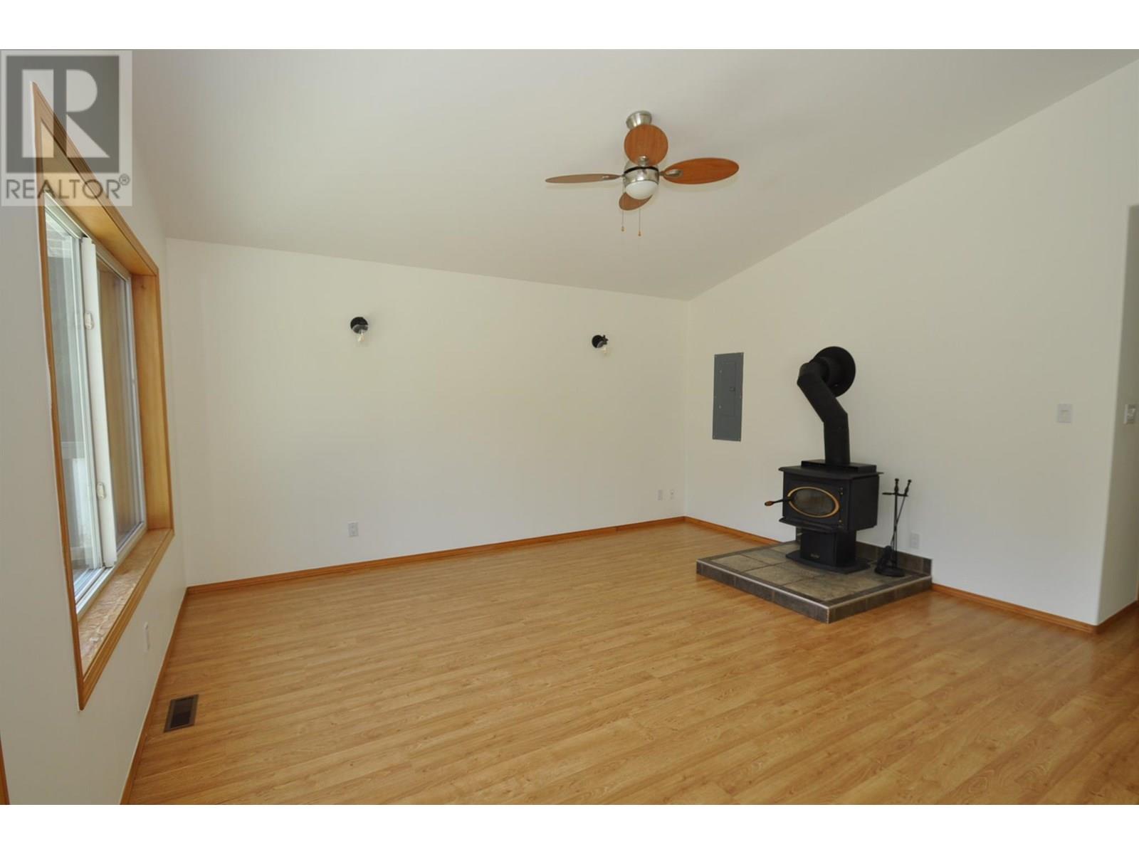 8917 Meadow Street, Balfour, British Columbia  V0G 1C0 - Photo 12 - 10348294