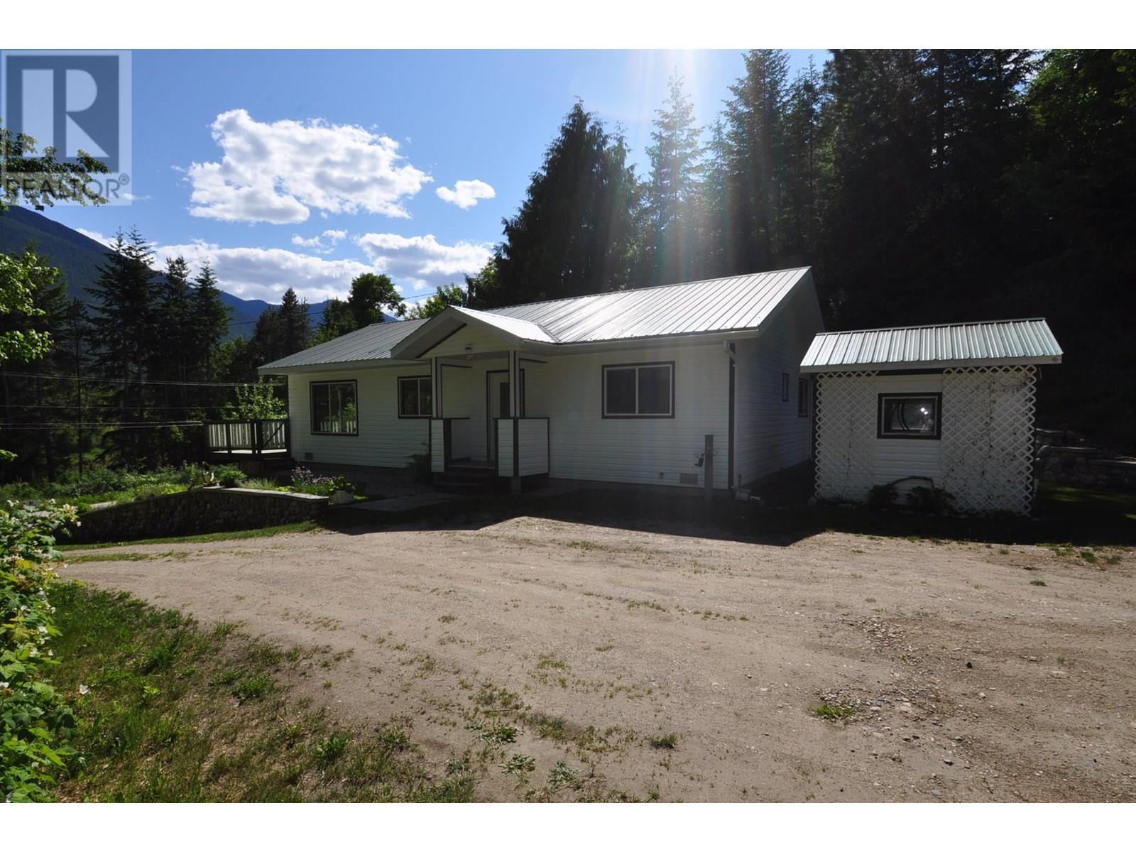 8917 Meadow Street, Balfour, British Columbia  V0G 1C0 - Photo 5 - 10348294