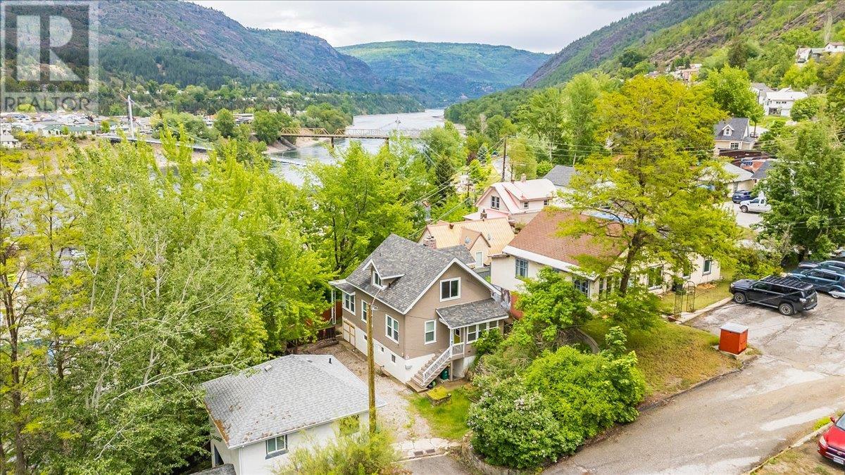 1667 Cedar Avenue, Trail, British Columbia  V1R 4C9 - Photo 2 - 10347396
