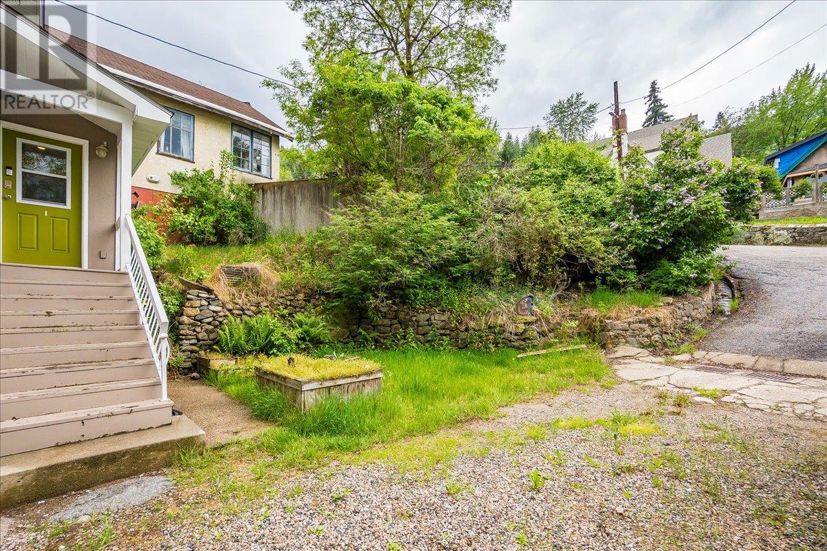1667 Cedar Avenue, Trail, British Columbia  V1R 4C9 - Photo 4 - 10347396